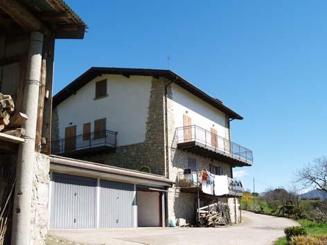 I muri perimetrali intonacati con rivestimento in pietra a piano terra e cantonali in pietra.