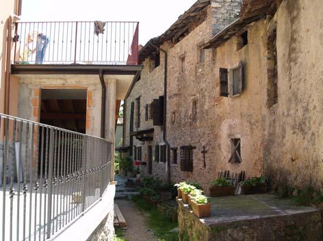 Copertura a due falde in legno con manto in coppi, gronda in legno senza canali e pluviali.