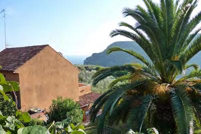 inserita in un lussureggiante terreno di 3500 mq con giardini, piante di ulivo, frutteti ed agrumeti. Vista incantevole dal mare alle Alpi Liguri.