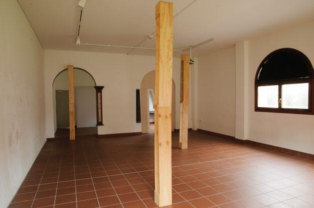 Architettura#2 Installazione site-specific (legno, ferro) 2012 Prendendo in esame lo spazio espositivo dell aula 8 dell Accademia di Belle Arti di Venezia (sede distaccata di San Servolo), l ambiente