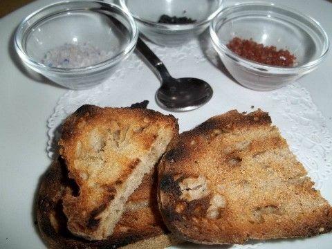 ReDesiderio: il pane bruschettato con diversi tipi di sale Punto di forza del menu una ricca selezione di formaggi (la passione di Andrea) e di salumi.