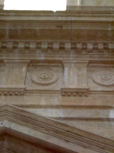 Interno La lesione collocata sopra il timpano del portale d ingresso, va ad interessare interamente l ordine superiore di facciata fino al cornicione.
