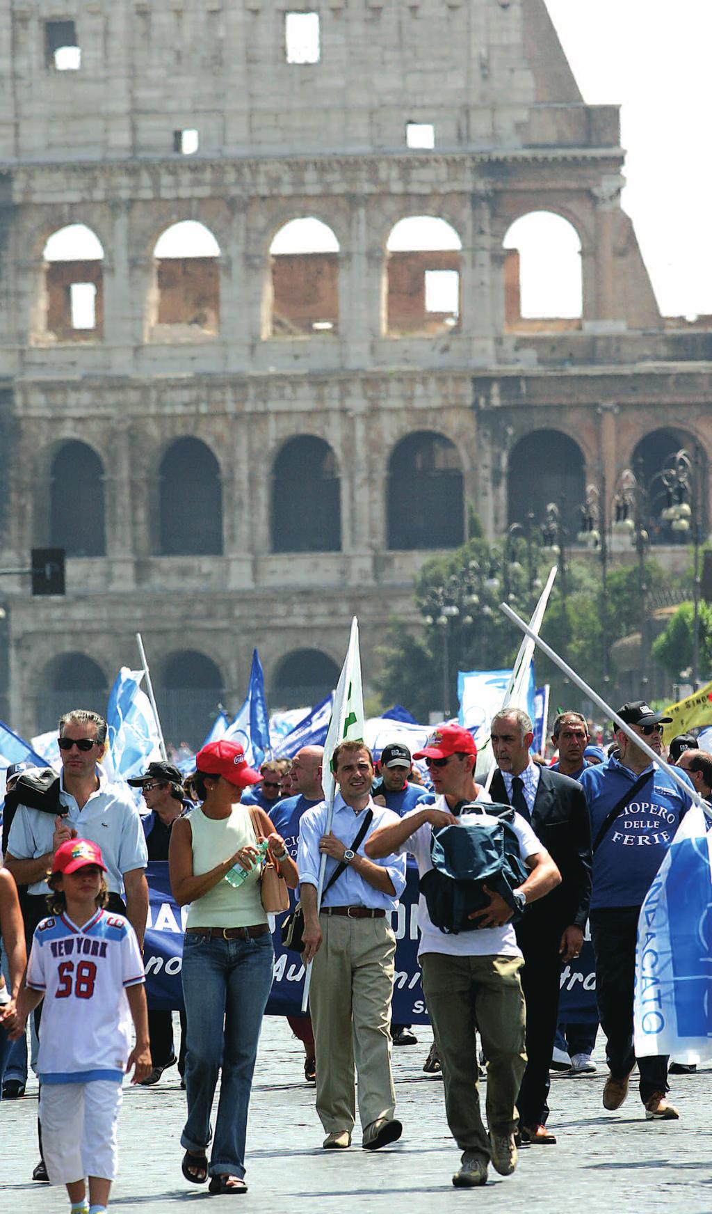 30 31 15 agosto 2005 Migliaia di poliziotti in piazza per il Riordino Roma, 15 agosto 2005 - È stata una vera e propria manifestazione di dissenso quella che a Ferragosto SAP, e SAPAF sono riusciti a