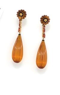 Peso g 12,50 - cm 7,00 AMBER EARRINGS, IN YELLOW GOLD WITH ORANGE SAPPHIRES AND ONIX, COLLEZIONE DROP,