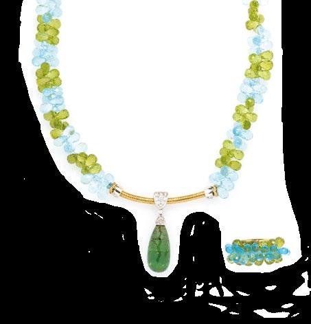 77 77 DEMI-PARURE IN ACQUAMARINE E PERIDOTI, KNIGHT composta da collana e anello in oro giallo; collana a coda di topo con acquamarine e peridoti taglio briolette; pendente in tormalina verde taglio