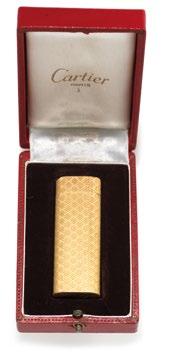 221 FIBIA IN ORO CON DOLLARO AMERICANO IN ARGENTO fibbia per cintura di forma ovale in oro giallo con incisioni a raggiera che racchiudono una moneta da un dollaro americano in argento datato 1921.