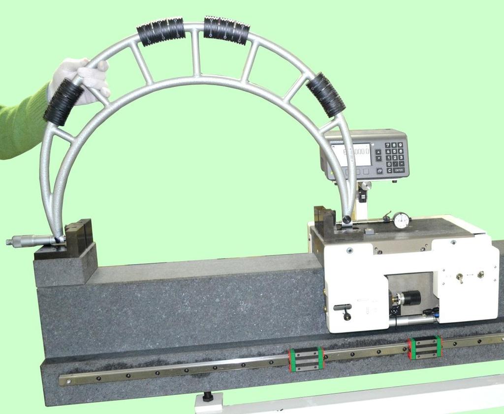 3- AZZERAMENTO MICROMETRO x ESTERNI L=600 mm. STEP 2 Posizionare il micrometro sul banco ZEUS, assicurandosi di centrare i suoi puntali di misura con i blocchetti delle testate.