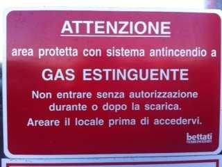 Impianto fisso di estinzione Insieme di sistemi di alimentazione di valvole, di condutture e di erogatori per proiettare o scaricare un idoneo