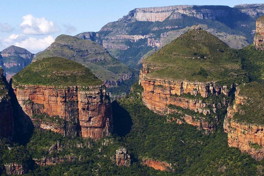 Da Cape Town al Kruger in self drive Safari ed escursioni attraverso gli intensi paesaggi del Sudafrica Un fly and drive perfetto per cogliere i molteplici aspetti di questo magnifico paese.