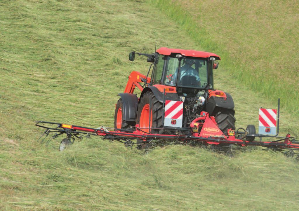 Fanex 604-804 CompactLine Ottieni il massimo con il Fanex 804! Voltafieno Fanex 804 con 8 rotori con un larghezza di lavoro di 8m.