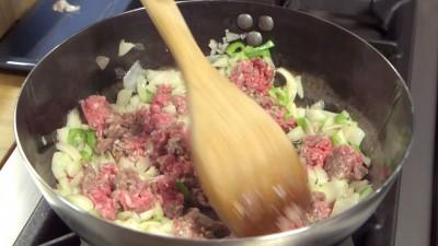 7 Mentre la carne rosola, pulite e tagliate il peperone a
