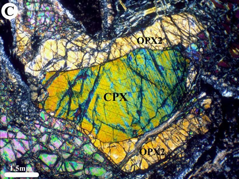 Corona di opx attorno a porfiroclasto di cpx: reazione fra un fuso saturo