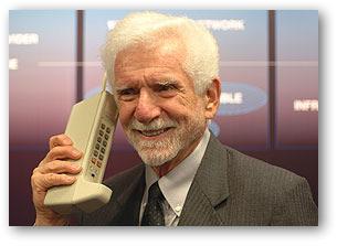 C a p i t o l o 1 BREVE STORIA DELLA COMUNICAZIONE MOBILE Martin Cooper è considerato da tutti il papà dei telefoni cellulari.