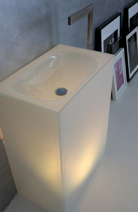 lavabo in appoggio termo formato in cristallo.