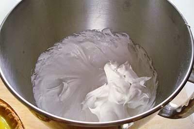 Quando si sarà creata una bella schiuma bianca cominciate ad incorporare lo zucchero molto