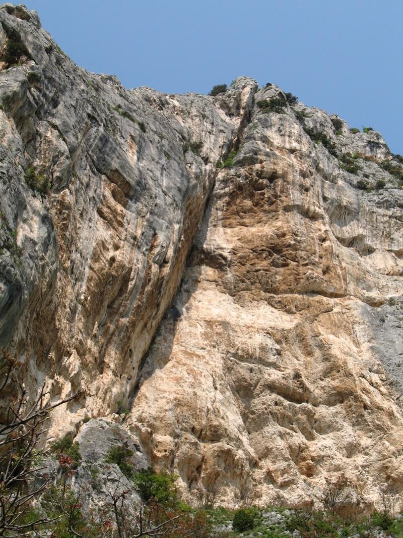 Forme dei calcari LE FESSURE monte revellone Sono strutture continue in cui sono possibili svariati movimenti, grazie alla presenza della