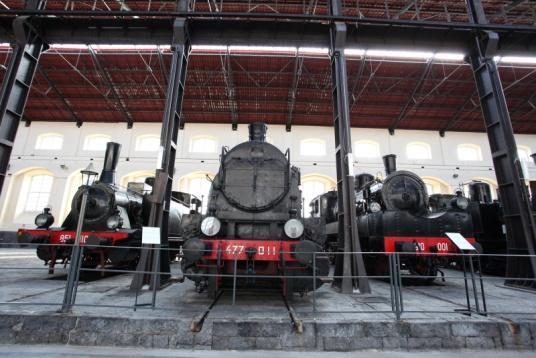 B. I treni storici non in esercizio e i Musei ferroviari che, come quello di Pietrarsa, rappresentano il luogo della