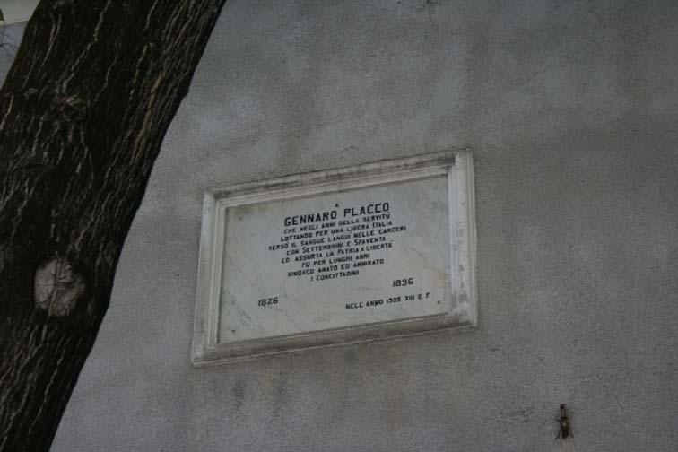 Figura 76. Civita. Epigrafe marmorea dedicata a Gennaro Placco, posta sulla facciata del vecchio Municipio, oggi Museo Etnografico. Fonte: Flavia D Agostino.