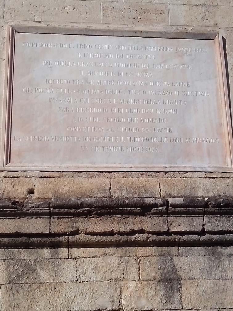 Figura 94. Cosenza. Lapide marmorea posta sulla facciata principale di Palazzo Arnone.
