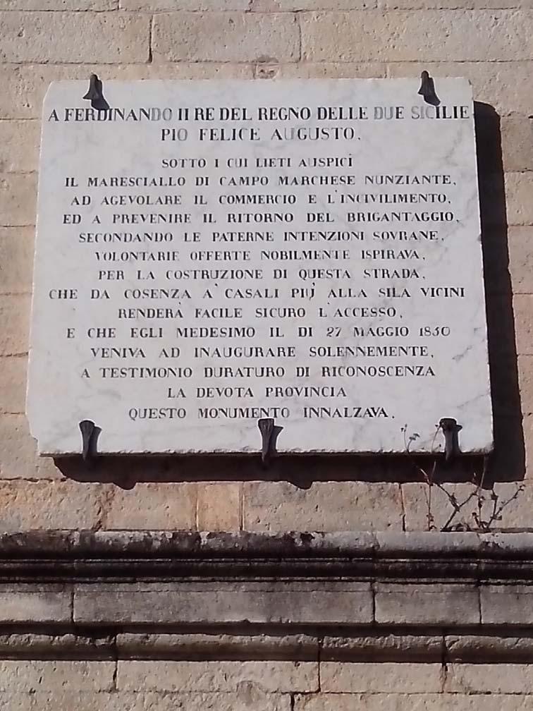 Figura 95. Cosenza. Un altra lapide marmorea posta sempre sulla facciata principale di Palazzo Arnone.