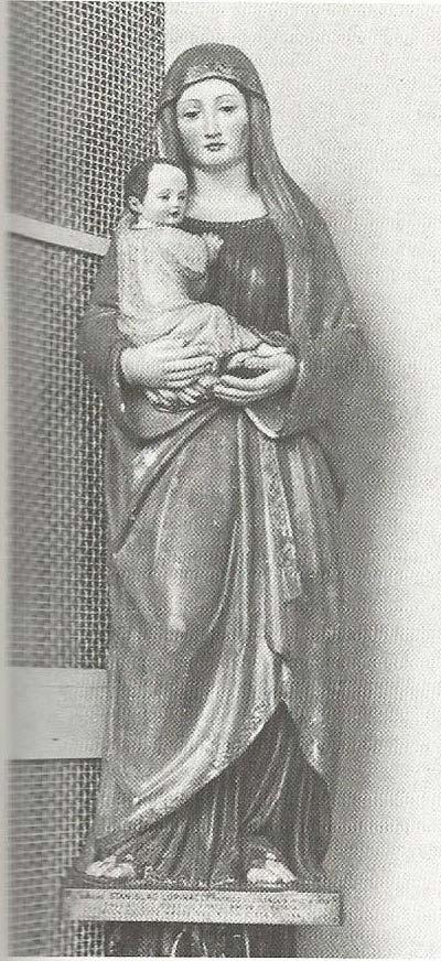 Figura 98. Statua della Madonna dove è presente l'iscrizione dedicatoria inviata da S. Lupinacci. Fonte: Intrieri, 1991. Figura 99.