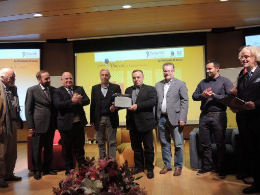 Con Eugenio Milani, presidente di 50&Più Confcommercio Lecco A consegnare il premio al romanzo storico è stato Eugenio Milani, presidente di 50&più.