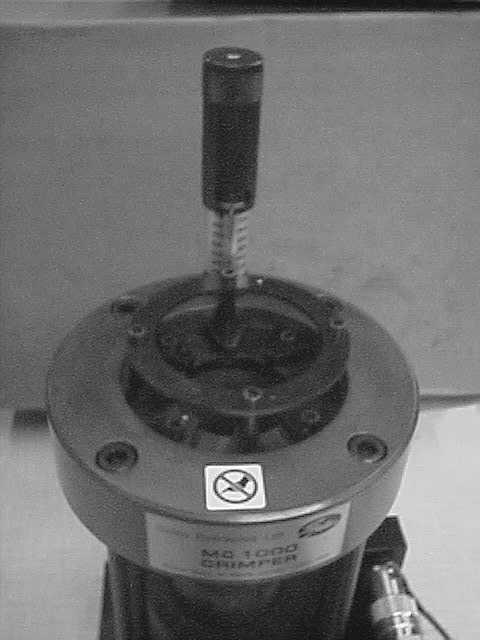 Rimuovere tutti i morsetti dalla pressa e regolare il micrometro a 84.