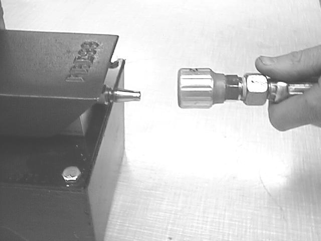 4. Collegare il condotto d alimentazione d aria alla pompa a pedale (Fig. 3). Fig 3. 5.