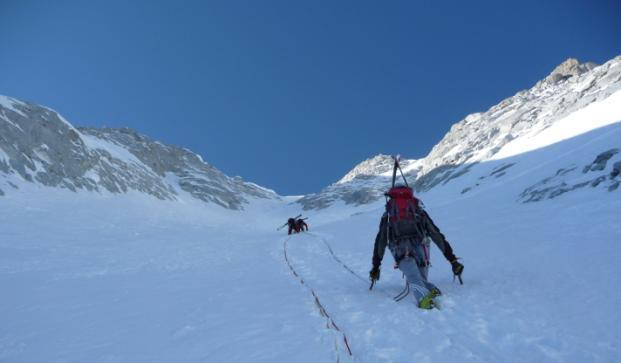 LA PROGRESSIONE IN CONSERVA Gli alpinisti procedono simultaneamente, legati tra loro, ma la cordata non è ancorata alla montagna