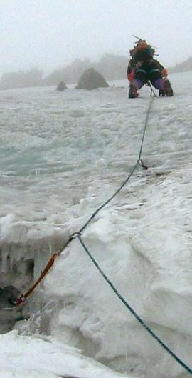 Conserva lunga Pareti di ghiaccio o neve facili d) Nessuno degli alpinisti tiene in mano asole di corda e) Il più esperto procede da primo in salita e nei traversi e da ultimo in