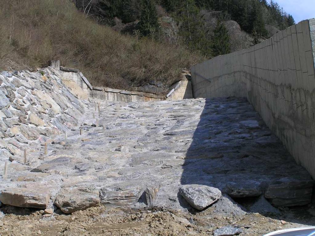 DESCRIZIONE DELL OPERA Interventi dal monte Pizzo Costruzione a monte di un muro deflettoree di un canalerealizzato con massi