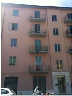 PRATO - VIA SANGRO, 66 - PIENA PROPRIETÀ DI APPARTAMENTO composto da cucina, salotto, ingresso, ripostiglio, bagno, due camere e due terrazzi. Libero. Prezzo base Euro 99.750,00.