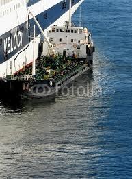 BUNKERAGGIO Altro tipico servizio portuale svolto da personale marittimo e da mezzi nautici è il servizio di bunkeraggio.