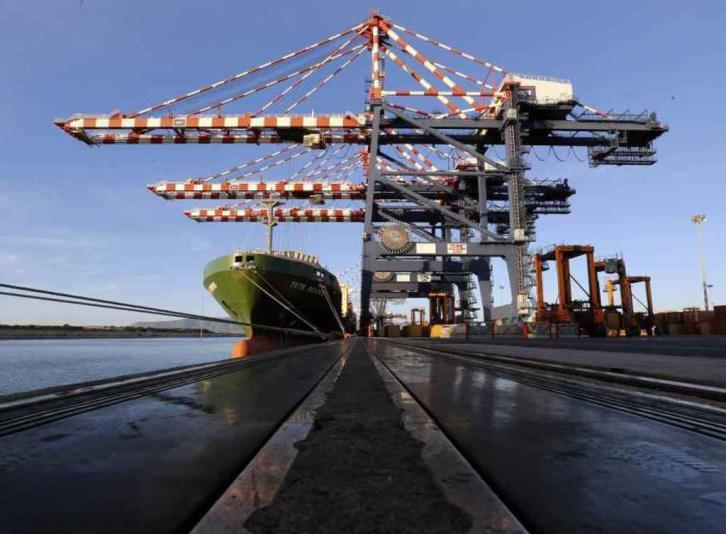 Sovraintende a tutte le operazioni commerciale di un porto Calmiera le tariffe