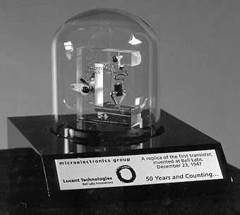 vuoto: piu piccolo, meno costoso, meno calore Inventato a Bell Labs nel 1947 Seconda generazione di calcolatori Per
