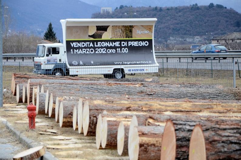 VENDITA PUBBLICA DI LEGNAME TRENTINO DI PREGIO Il 1 Marzo si è svolta in Trentino la prima vendita di legname di pregio proveniente dalle foreste locali, organizzata dalla C.C.I.A.A. di Trento e dal Servizio Foreste e Fauna della Provincia Autonoma sempre di Trento.