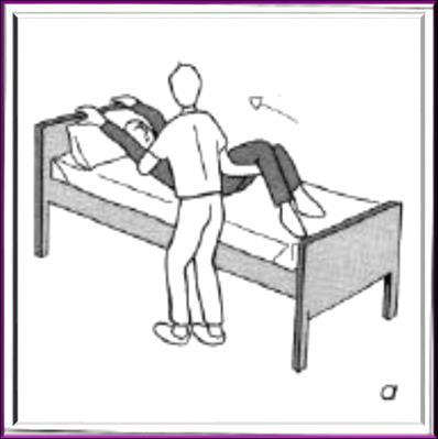 Spostamento verso la testata del letto: 1 operatore invitare la persona a tenersi con le mani alla testata del letto o al trapezio se presente aiutarlo a piegare le ginocchia e ad appoggiare i piedi
