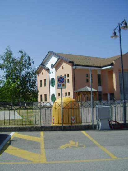 Nel parcheggio della scuola vi è un posto riservato ai