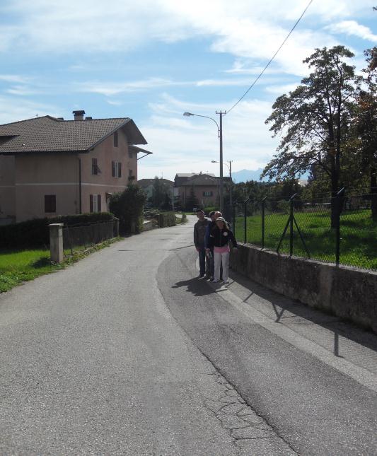 13 VIA MONSIGNOR ENDRICI La via non presenta marciapiedi o camminamenti, né