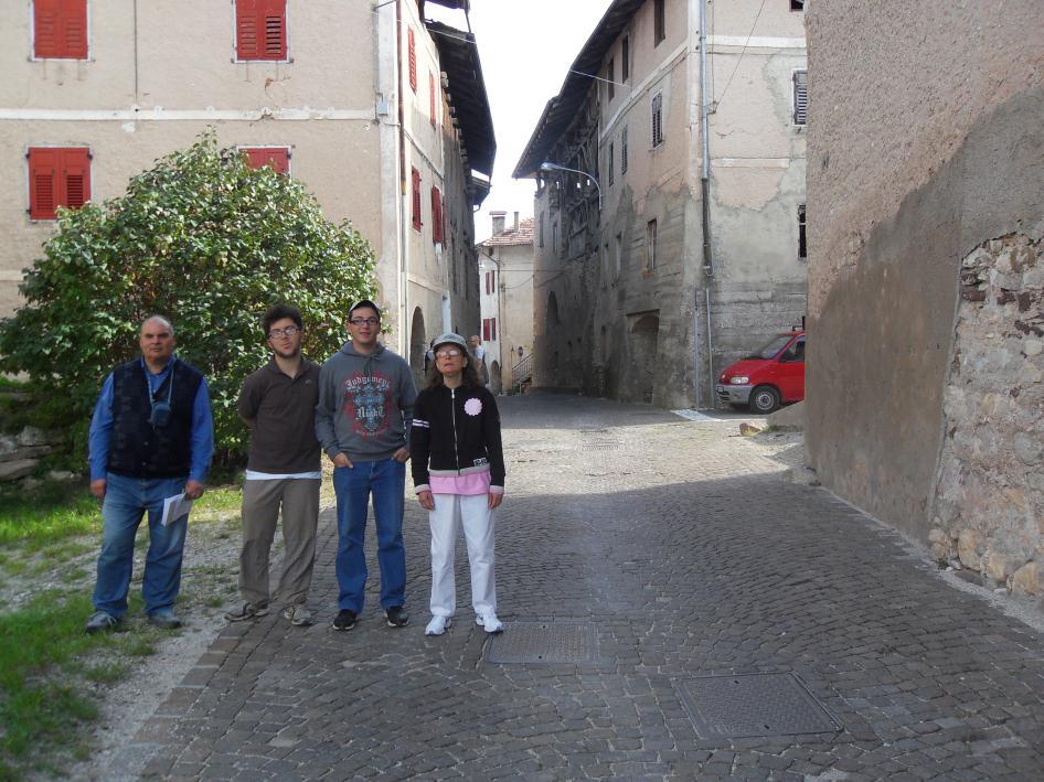 15 VIA CODRÒBI La via non presenta marciapiedi o camminamenti, né attraversamenti pedonali, ma non è particolarmente