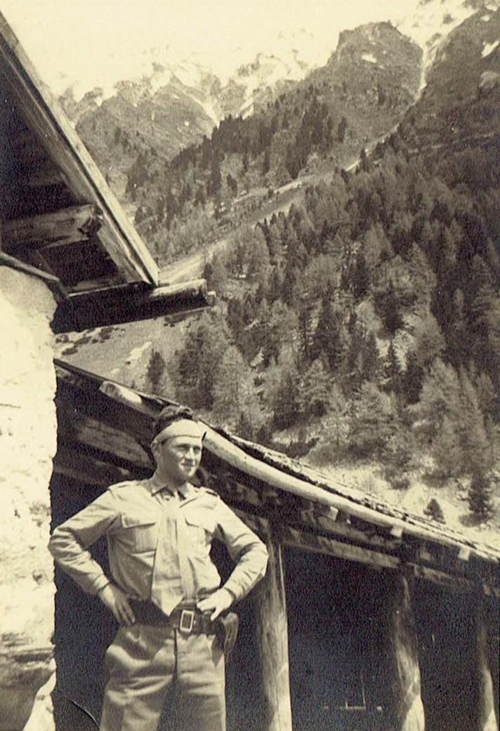 1955 - Tubre Luigi Andriani mira i monti che sovrastano Tubre il giorno prima della sua partenza per Malles in Val Venosta (Brigata volante