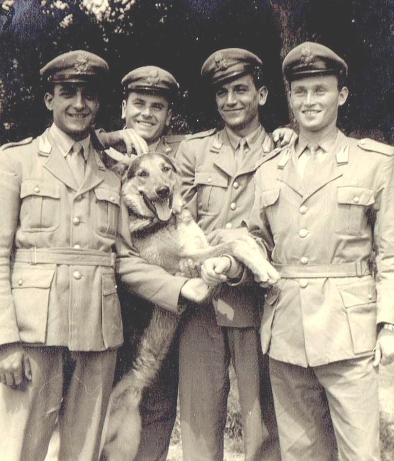 1956 Brigata di Malles in Val Venosta (BZ) Luigi Andriani (a dx) con alcuni