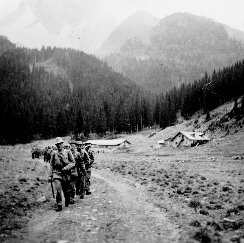 1954 Luglio Ritorno dalla Cima d Asta transitando per la Malga di Val Maggiore. Il Plotone è comandato dal Ten.