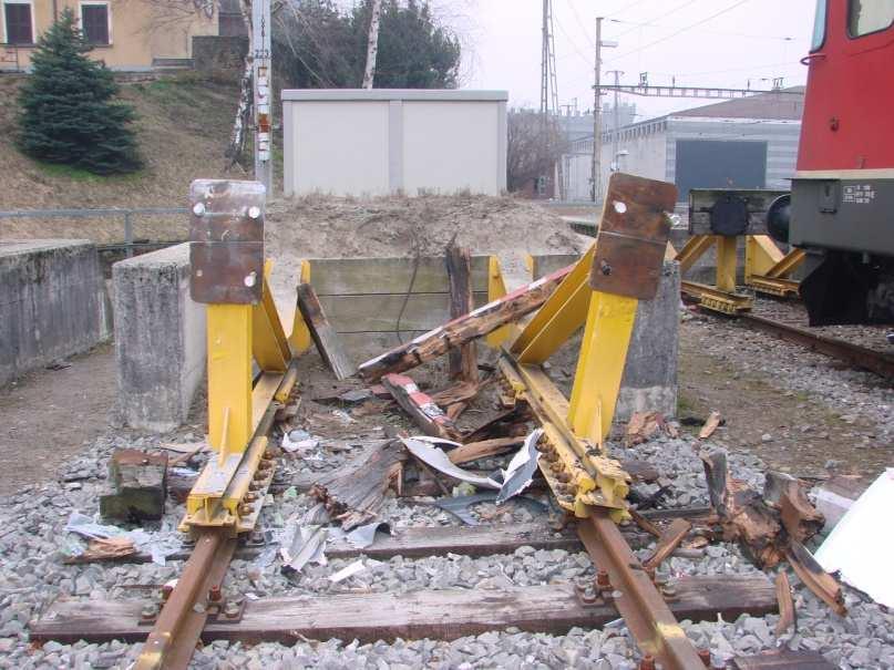 Infrastruttura: Il paraurti del binario n. 27 è stato distrutto. Foto 4 1.5 Persone coinvolte 1.5.1 Macchinista del treno 28590 / Movimento di manovra binario 27 Cognome e nome: Licenza UFT 1.