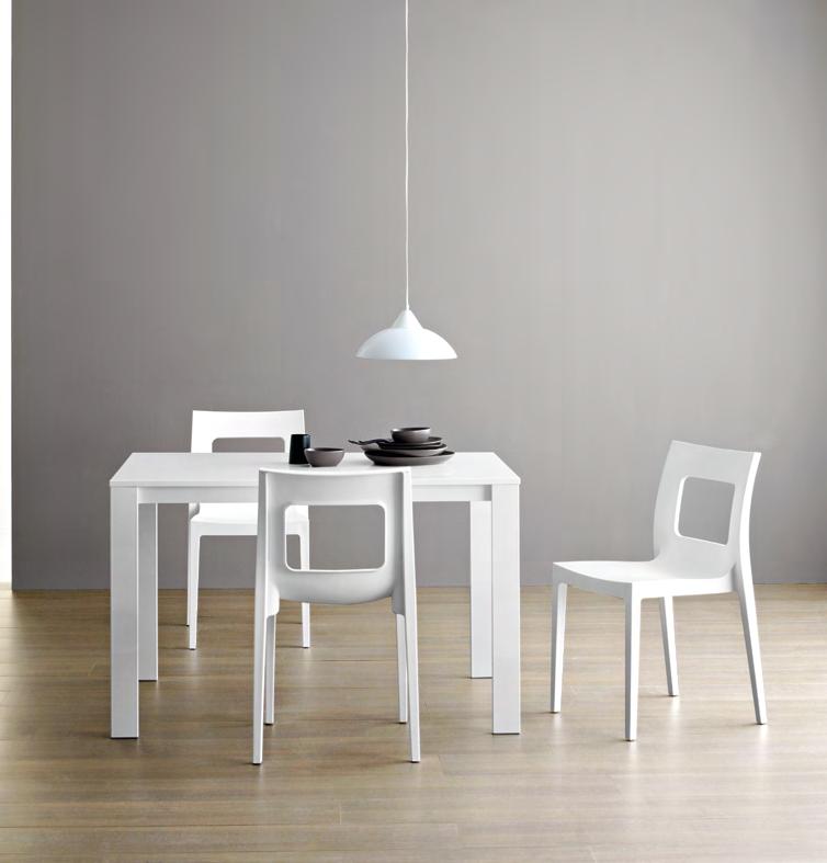 In questa pagina: tavolo Simple Plus abbinato alla sedia Lucy. Struttura in metallo verniciato epossidico nella finitura bianco lucido 04; in laminato bianco opaco 88.