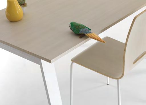 In questa pagina: tavolo Delta abbinato alla sedia Flora KOMBINAT SYSTEM POINT.