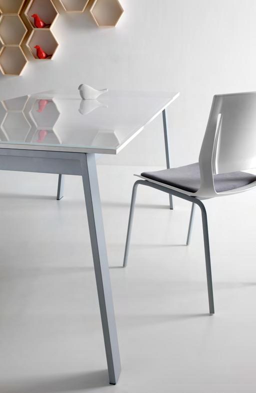 In questa pagina: tavolo Delta Plus abbinato alla sedia Tess.