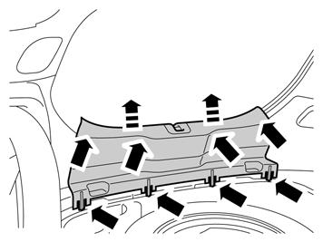 29 Rimuovere il pannello della soglia del portellone tirandolo verso l'alto fino a che i quattro clips sul lato superiore e i ganci di bloccaggio sul
