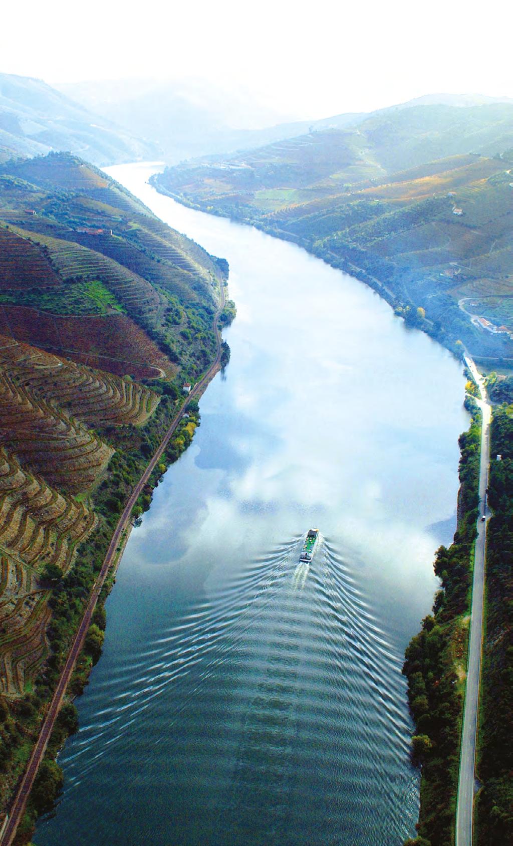 Lungo il Douro Direzione e Staff turistico OCEANO ATLANTICO Vila Nova De Gaia Braga Porto Coimbra Douro Tâme ga Régua Lamego PORTOGALLO Pinhão Douro Castelo Rodrigo Barca d Alva Vega Terron Salamanca