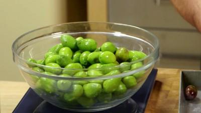 2 Trasferite le olive in un vaso in vetro sufficientemente